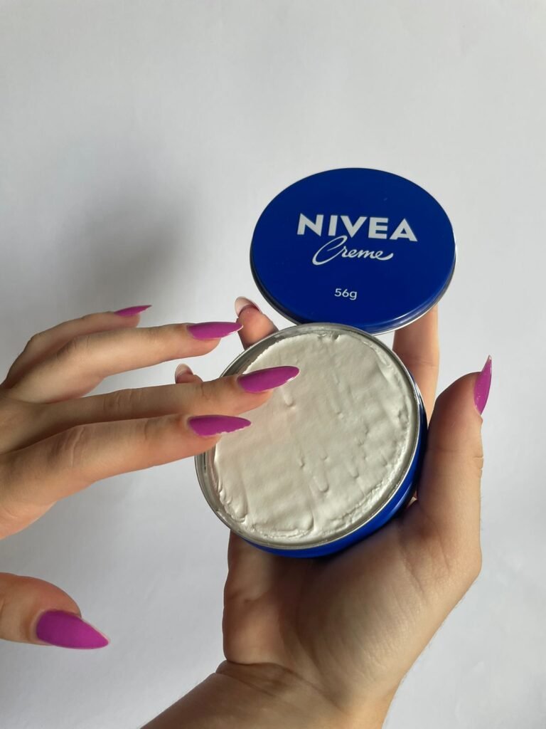 nivea lata azul aberta nas mãos
