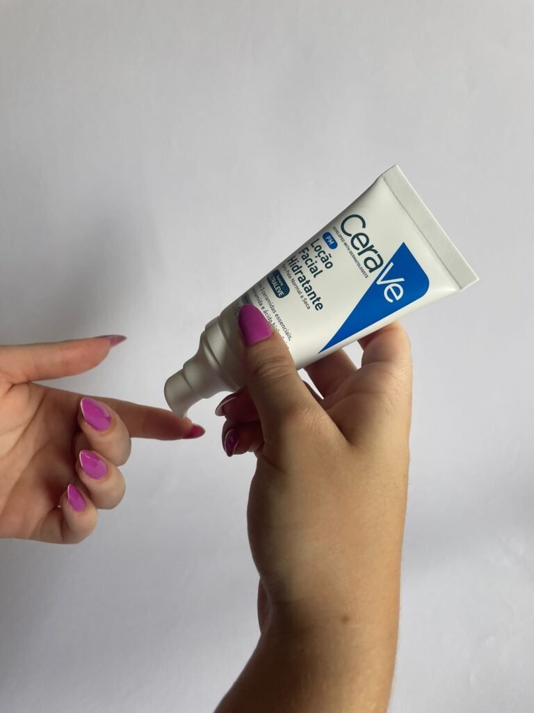CeraVe Loção Hidratante Facial nas mãos