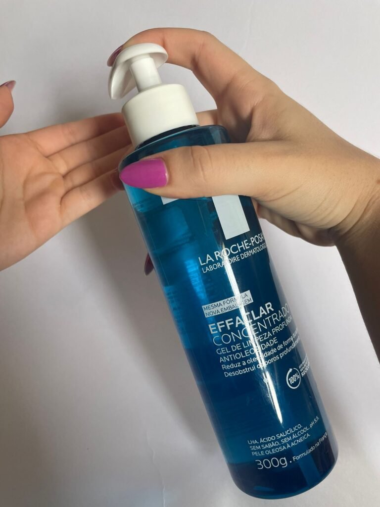 Effaclar da La Roche-Posay nas mãos