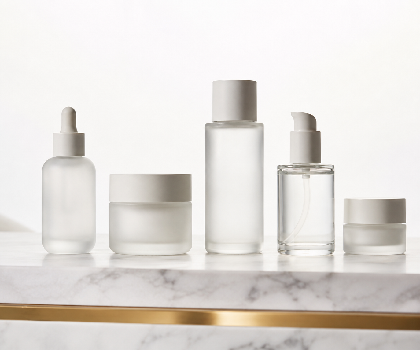 Frascos sem rótulo lado a lado na pia LoveSkin, simbolizando a seleção das marcas do Crivo LoveSkin