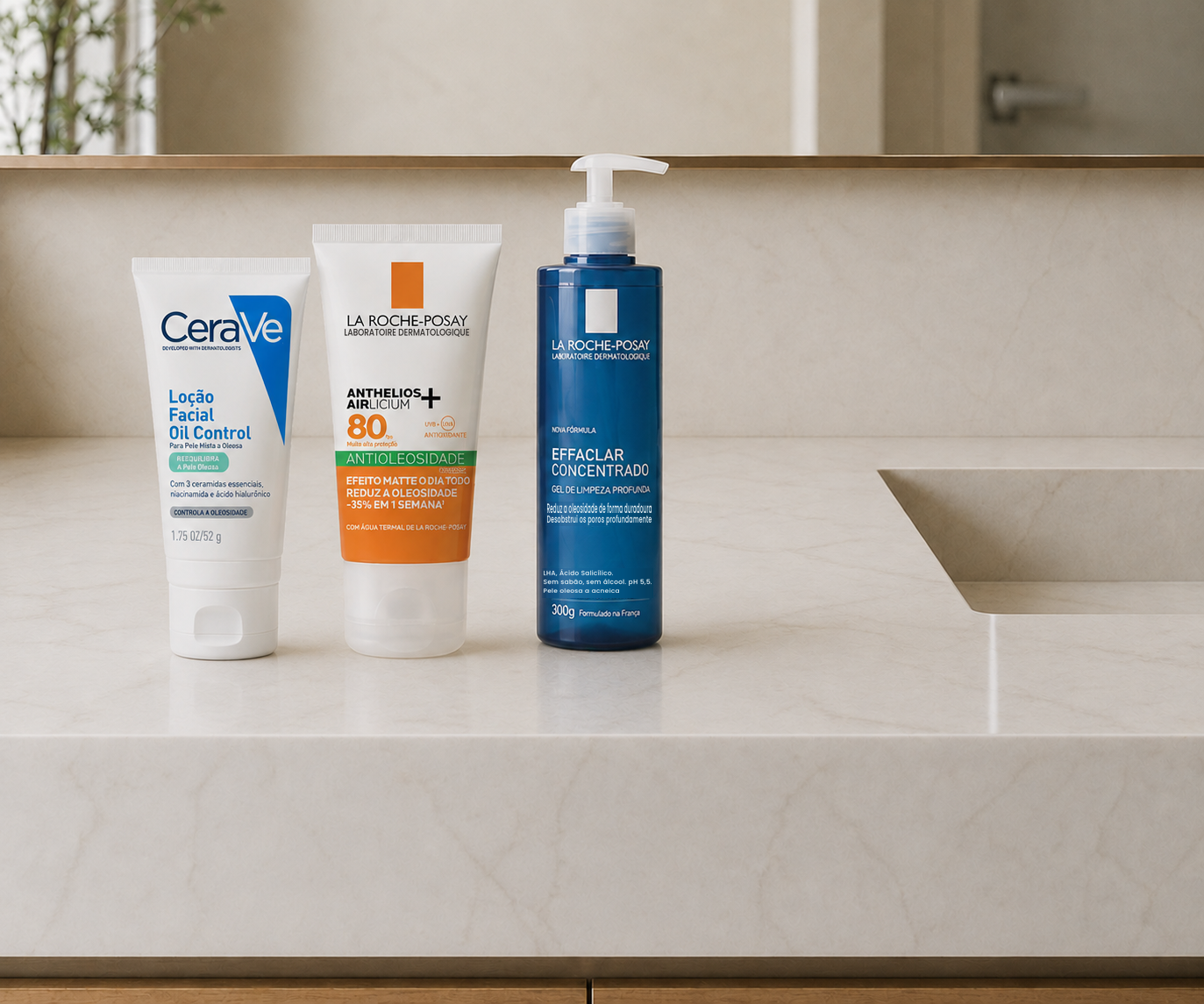 Rotina de skincare para pele oleosa com produto de limpeza, hidratante e protetor solar organizados na pia do banheiro