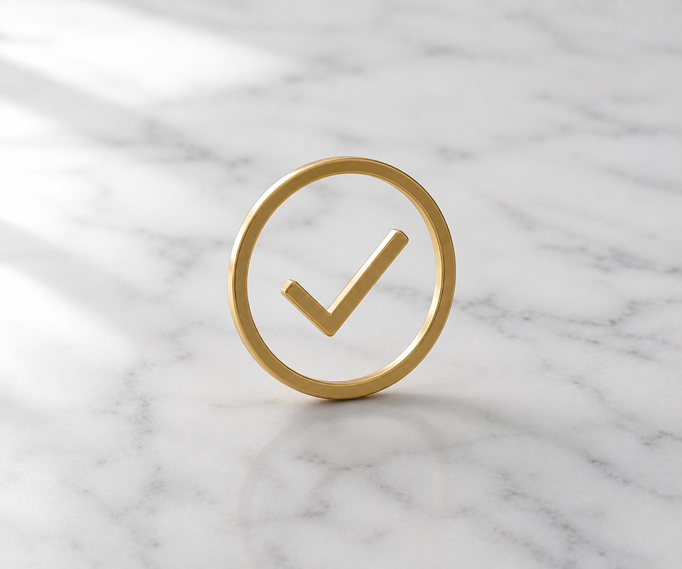 Selo Aprovado pelo Crivo LoveSkin em contorno dourado sobre a pia de skincare