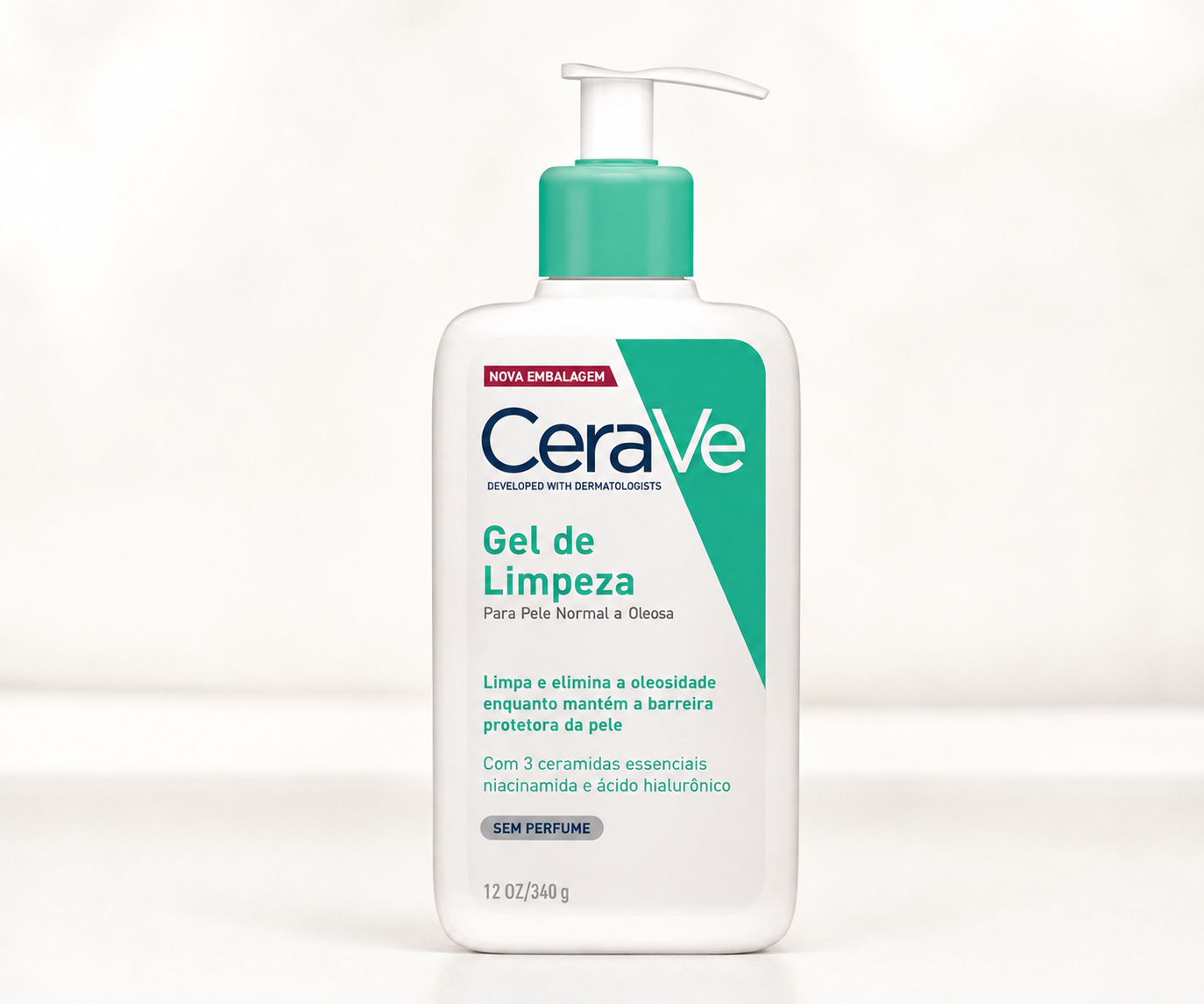 Limpeza facial para pele sensível: CeraVe Gel de Limpeza sobre pia minimalista